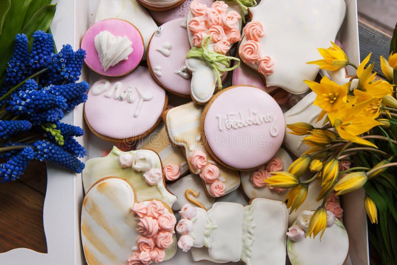 Mucho pan de jengibre colorido de la boda con las flores foto de archivo libre de regalías Mucho pan de jengibre colorido de la boda con las flores foto de archivo libre de regalías