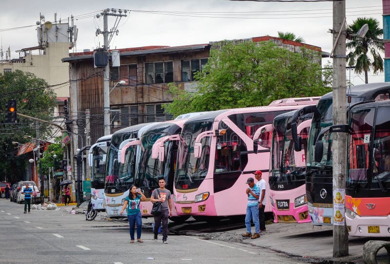 Muchos autobuses que parquean en la estación en Manila, Filipinas foto de archivo Muchos autobuses que parquean en la estación en Manila, Filipinas foto de archivo