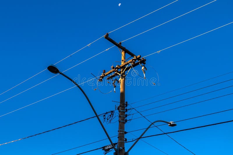 Varios cables eléctricos potentes conectados a Foto de stock 2138928683