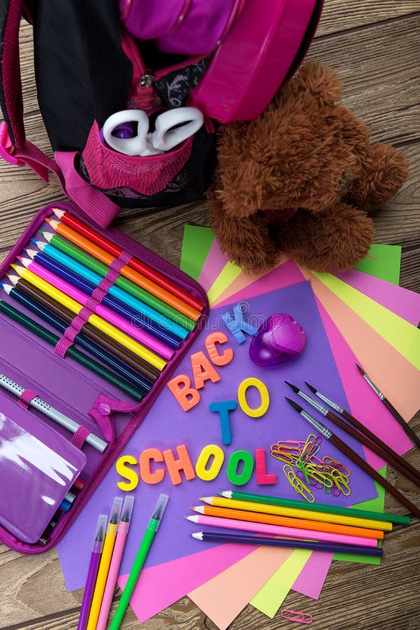 Muchos enseñan los efectos de escritorio, bolsos de escuela, osos de peluche, un montón imagenes de archivo Muchos enseñan los efectos de escritorio, bolsos de escuela, osos de peluche, un montón imagenes de archivo