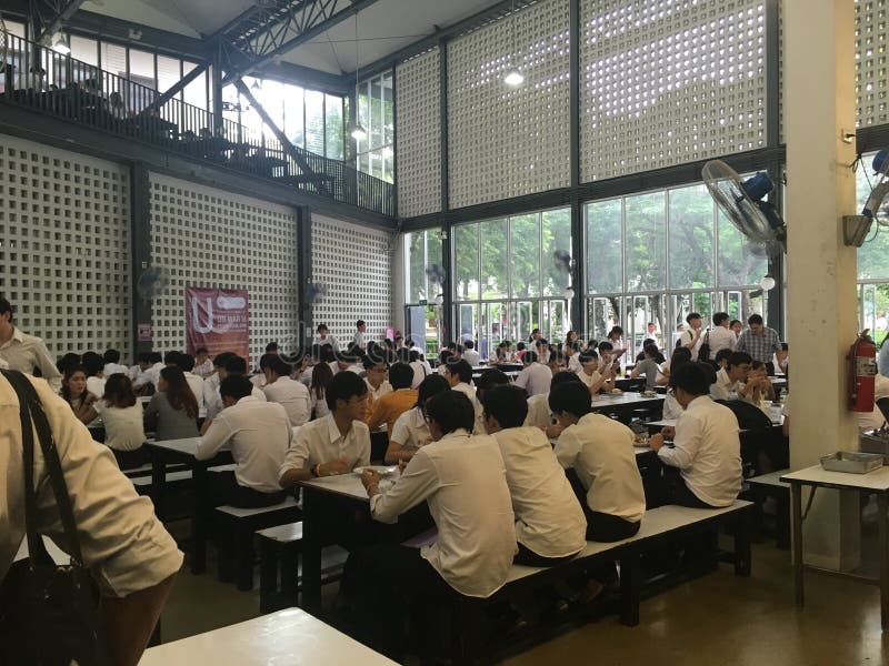 Durante roturas, muchos estudiantes se están sentando en la cantina para el almuerzo La cantina moderna diseñada para la circulación de aire y previene el pájaro en la universidad de Chulalongkorn, Bangkok, Tailandia el 9 de mayo de 2018