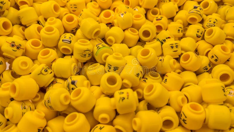 Muchos jefes amarillos de la figura de LEGO Caja en una tienda fotos de archivo Muchos jefes amarillos de la figura de LEGO Caja en una tienda fotos de archivo