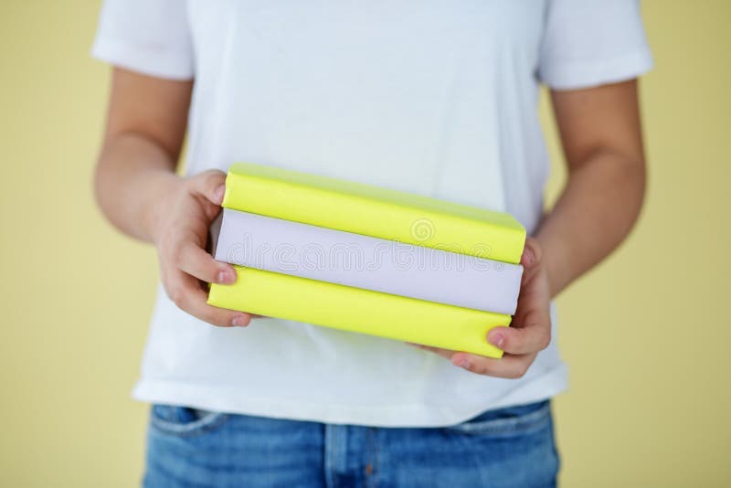 Muchos libros de texto en las manos de los niños De nuevo a escuela Concepto de educación, de afición, de estudio y de día del li fotografía de archivo Muchos libros de texto en las manos de los niños De nuevo a escuela Concepto de educación, de afición, de estudio y de día del li fotografía de archivo