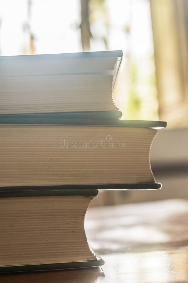 Muchos libros viejos del Hardcover en estante de madera del escritorio de la tabla del grunge en biblioteca contra fondo del colo foto de archivo Muchos libros viejos del Hardcover en estante de madera del escritorio de la tabla del grunge en biblioteca contra fondo del colo foto de archivo
