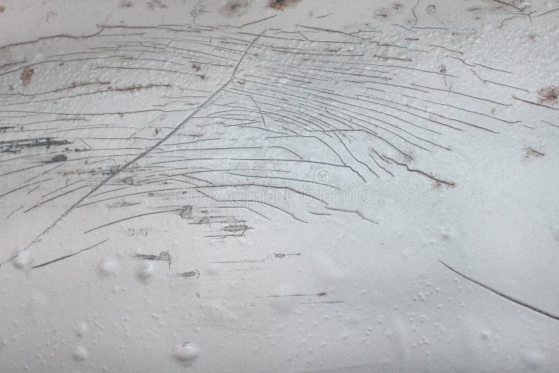 Muchos rasguñados en el coche rubio viejo con daño profundo a la textura de la pintura para el fondo imágenes de archivo libres de regalías Muchos rasguñados en el coche rubio viejo con daño profundo a la textura de la pintura para el fondo imágenes de archivo libres de regalías