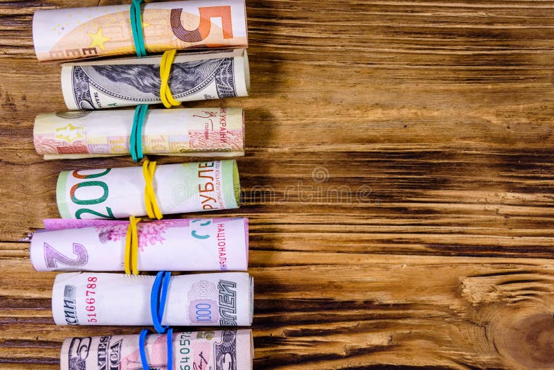 Muchos rodaron encima de billetes de banco Euro, dólares americanos, hryvnias ucranianos, libras egipcias, rublos rusas imágenes de archivo libres de regalías Muchos rodaron encima de billetes de banco Euro, dólares americanos, hryvnias ucranianos, libras egipcias, rublos rusas imágenes de archivo libres de regalías