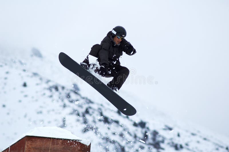 muchy snowboarder czarnej fotografia royalty free muchy snowboarder czarnej fotografia royalty free