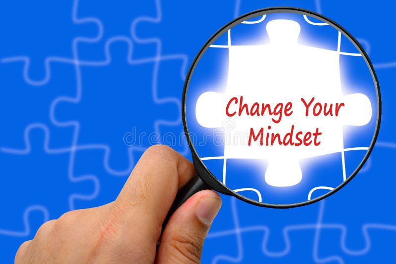Mude sua palavra do Mindset Lente de aumento e enigmas fotos de stock royalty free