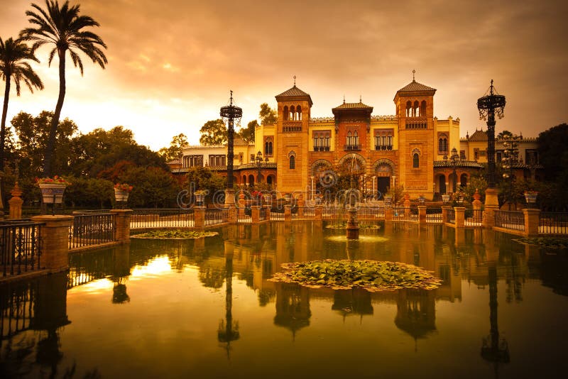 Mudejar Paviljoen en vijver bij zonsondergang. Sevilla stock fotografie Mudejar Paviljoen en vijver bij zonsondergang. Sevilla stock fotografie
