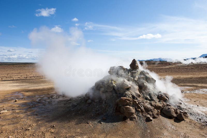 Mudpots en el área geotérmica Hverir, Namafjall, Islandia imagen de archivo Mudpots en el área geotérmica Hverir, Namafjall, Islandia imagen de archivo