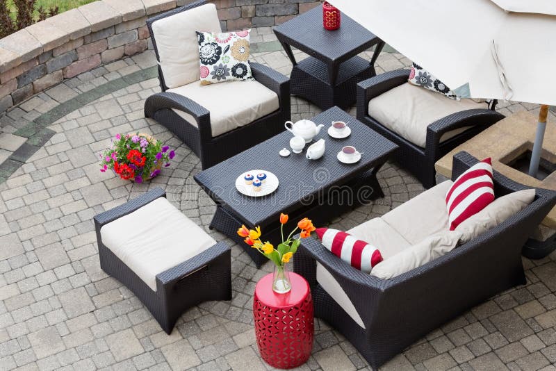 Muebles acogedores del patio en patio al aire libre de lujo