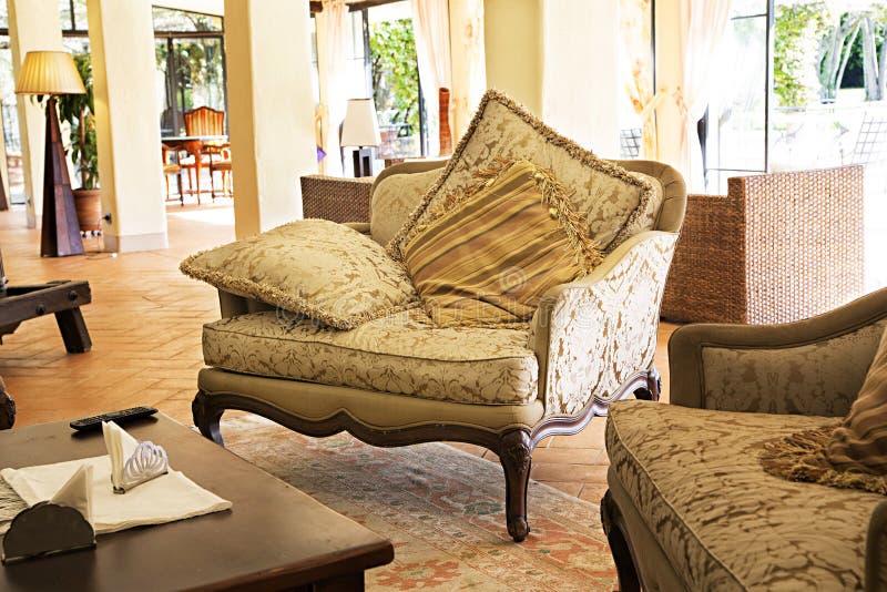 Muebles Antiguos De Lujo En La Sala De Estar Foto de archivo Imagen