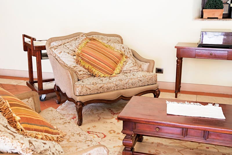 Muebles Antiguos De Lujo En La Sala De Estar Foto de archivo Imagen