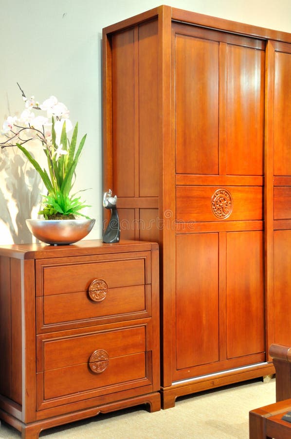 Muebles de madera en sala de estar foto de archivo libre de regalías Muebles de madera en sala de estar foto de archivo libre de regalías