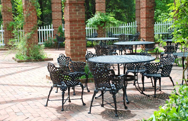 Muebles Del Hierro Labrado En Patio Airoso Imagen de archivo Imagen