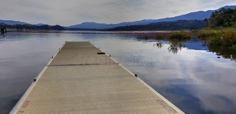 Muelle del barco de Cachuma del lago que muestra el agua llena en California meridional fotos de archivo Muelle del barco de Cachuma del lago que muestra el agua llena en California meridional fotos de archivo