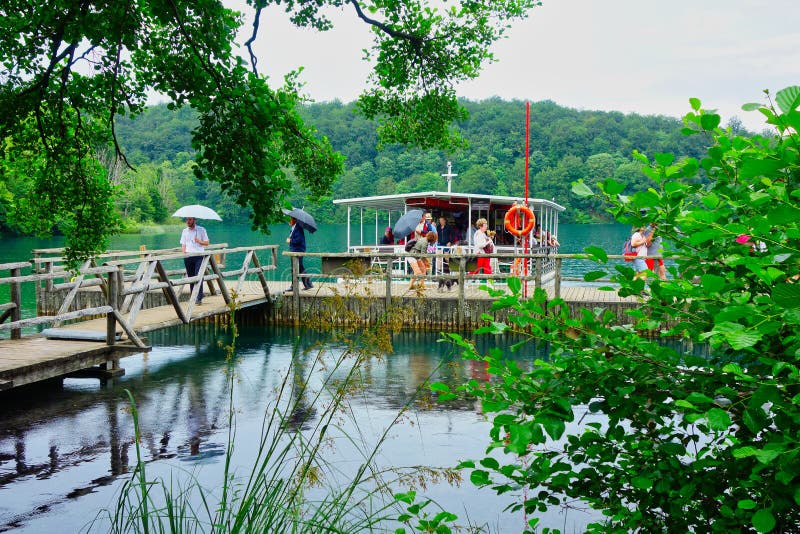Muelle del barco de los lagos Plitvice, Croacia imágenes de archivo libres de regalías Muelle del barco de los lagos Plitvice, Croacia imágenes de archivo libres de regalías