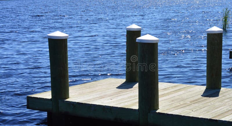 Muelle en el lago imágenes de archivo libres de regalías Muelle en el lago imágenes de archivo libres de regalías