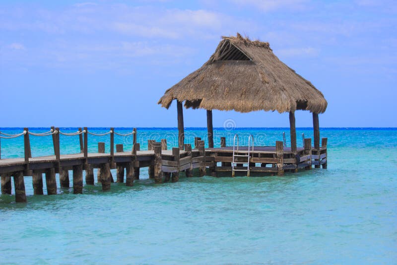 Muelle hermoso del océano en un destino tropical de la isla foto de archivo Muelle hermoso del océano en un destino tropical de la isla foto de archivo