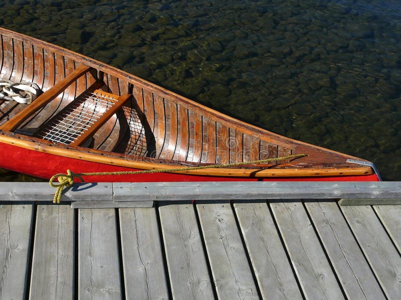 Muelle tranquilo de la canoa del lago water