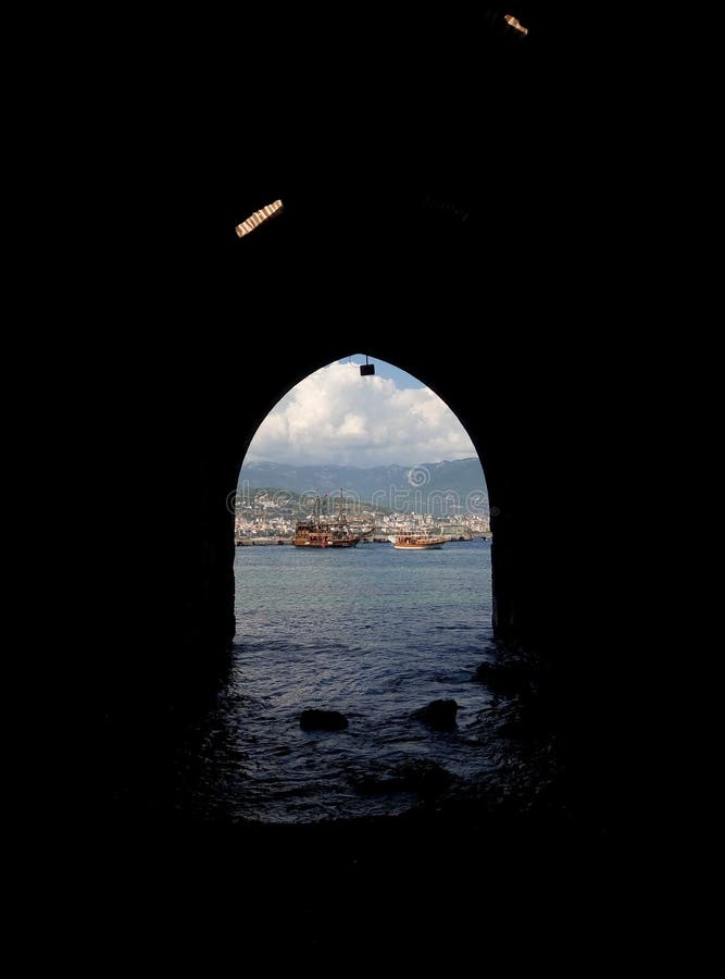 Muelles y barco de Alanya Turquía imagenes de archivo Muelles y barco de Alanya Turquía imagenes de archivo