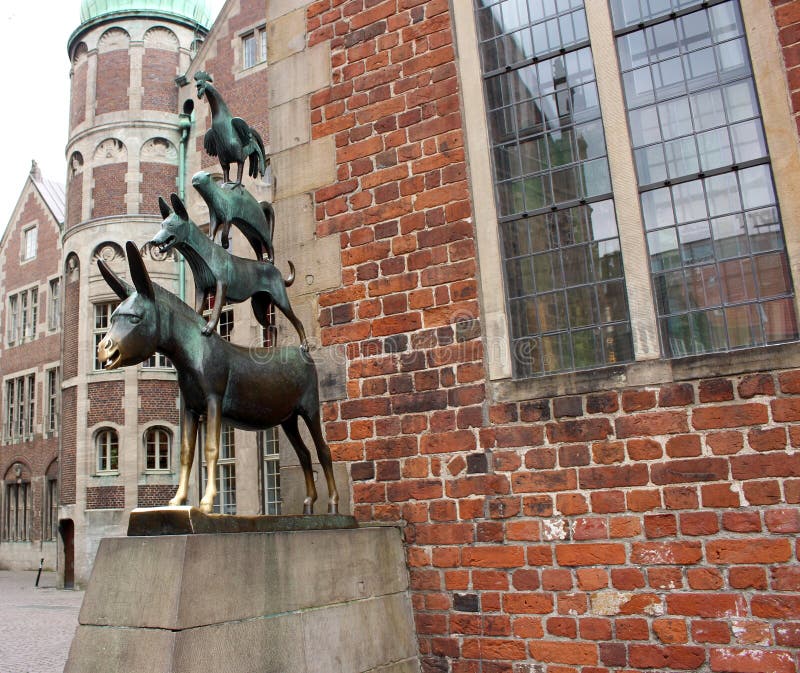 Muere la estatua de Stadtmusikanten en Bremen, Alemania imagenes de archivo Muere la estatua de Stadtmusikanten en Bremen, Alemania imagenes de archivo