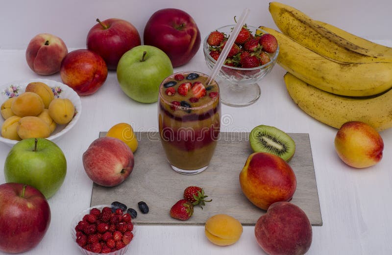 Muesli con las frutas escarchadas, las frutas y las nueces Desayuno sano, vegetarianismo imagen de archivo libre de regalías Muesli con las frutas escarchadas, las frutas y las nueces Desayuno sano, vegetarianismo imagen de archivo libre de regalías