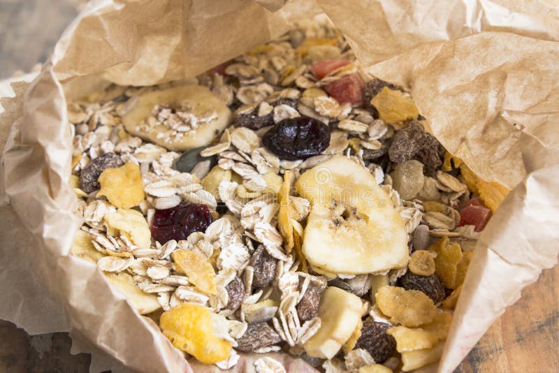 Muesli dans un sac de papier image stock Muesli dans un sac de papier image stock