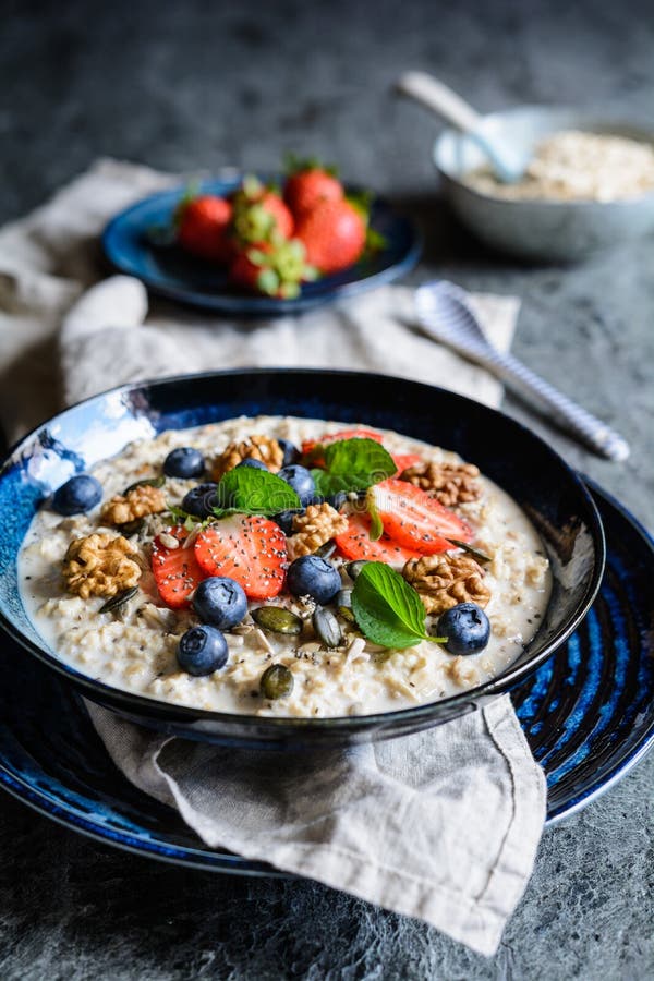 Muesli de Bircher con las fresas, los arándanos, las semillas del chia, las nueces, las semillas de girasol y las semillas de cal foto de archivo libre de regalías Muesli de Bircher con las fresas, los arándanos, las semillas del chia, las nueces, las semillas de girasol y las semillas de cal foto de archivo libre de regalías