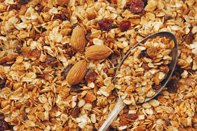 Muesli delicioso del granola con las nueces y el modelo y el vinta del aumento imagen de archivo libre de regalías Muesli delicioso del granola con las nueces y el modelo y el vinta del aumento imagen de archivo libre de regalías