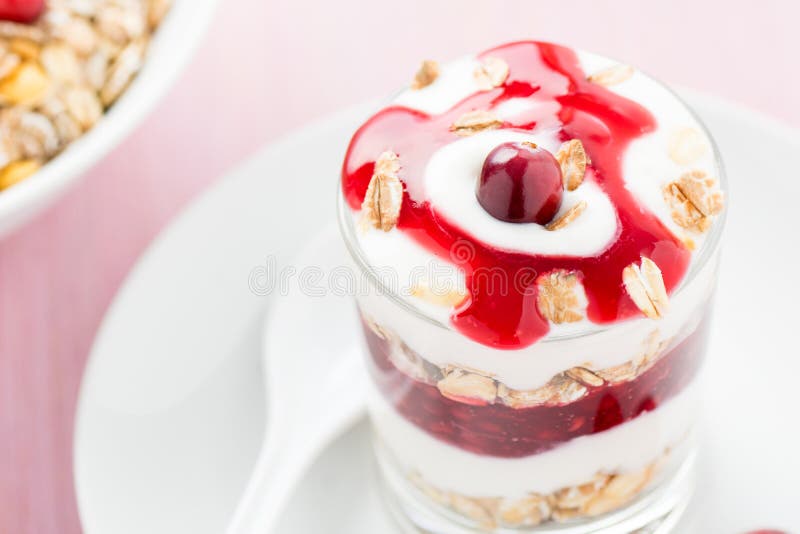 Muesli e yogurt con il mirtillo rosso e la gelatina immagini stock libere da diritti Muesli e yogurt con il mirtillo rosso e la gelatina immagini stock libere da diritti