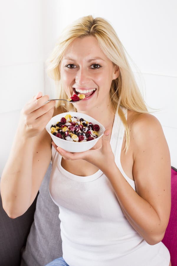 Muesli felici di cibo della donna fotografia stock Muesli felici di cibo della donna fotografia stock
