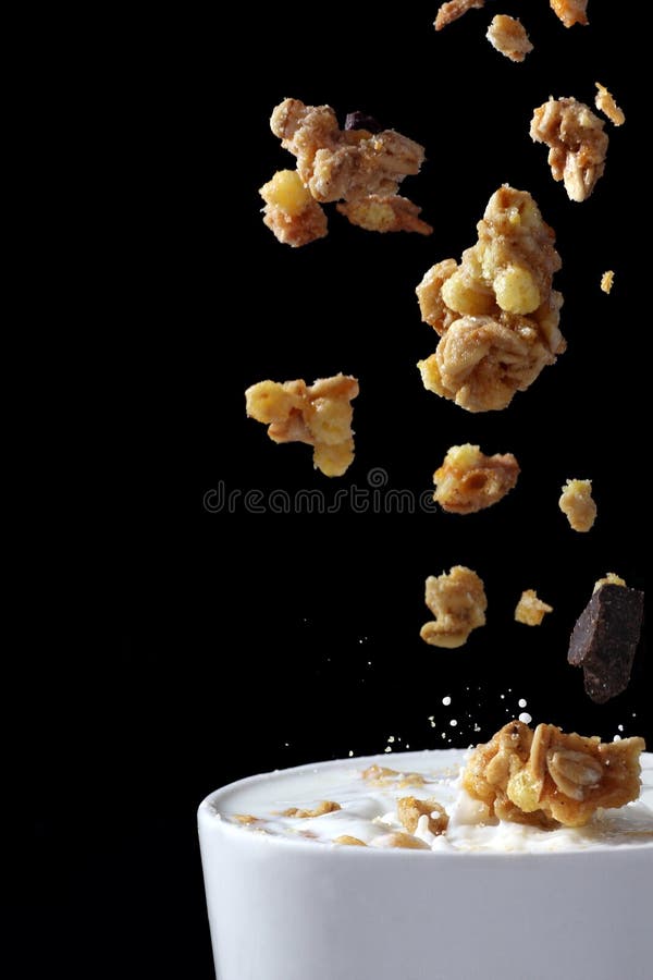 Muesli goß in Milch stockfotografie Muesli goß in Milch stockfotografie