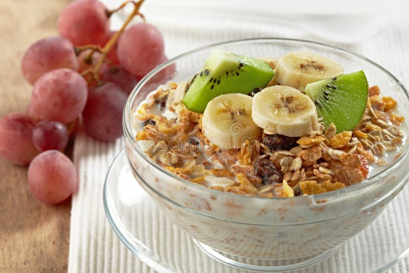 Muesli Mit Frischen Früchten Stockfoto - Bild von mahlzeit, hafer: 97112312