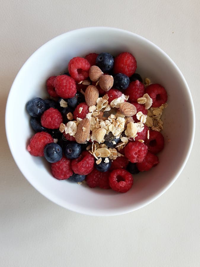 Muesli Mit Frischen Früchten Stockfoto - Bild von mahlzeit, hafer: 97112312