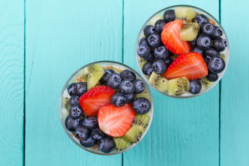 Muesli Mit Jogurt, Frucht Und Beeren: Eine Kiwi, Heidelbeere, Erdbeere ...