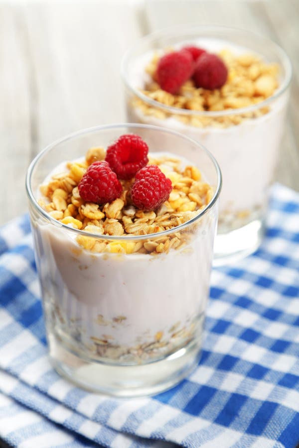 Muesli Mit Jogurt Und Himbeeren in Einem Glas Auf Einem Braunen ...