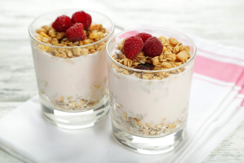 Muesli Mit Jogurt Und Himbeeren in Einem Glas Auf Einem Weißen ...