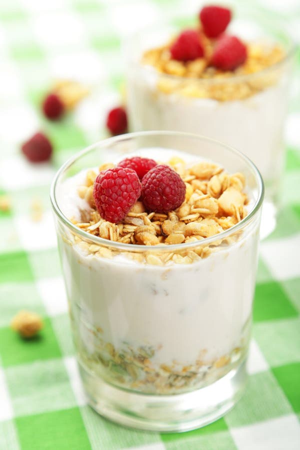 Muesli Mit Jogurt Und Himbeeren in Einem Glas Auf Einem Weißen ...