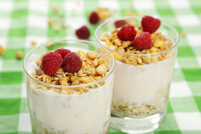 Muesli Mit Jogurt Und Himbeeren Im Glas Auf Serviette Stockbild - Bild ...