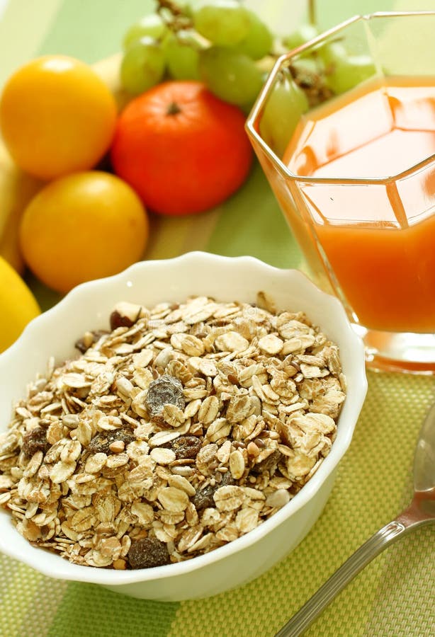 Muesli of oats with raisin, fresh fruit and juice