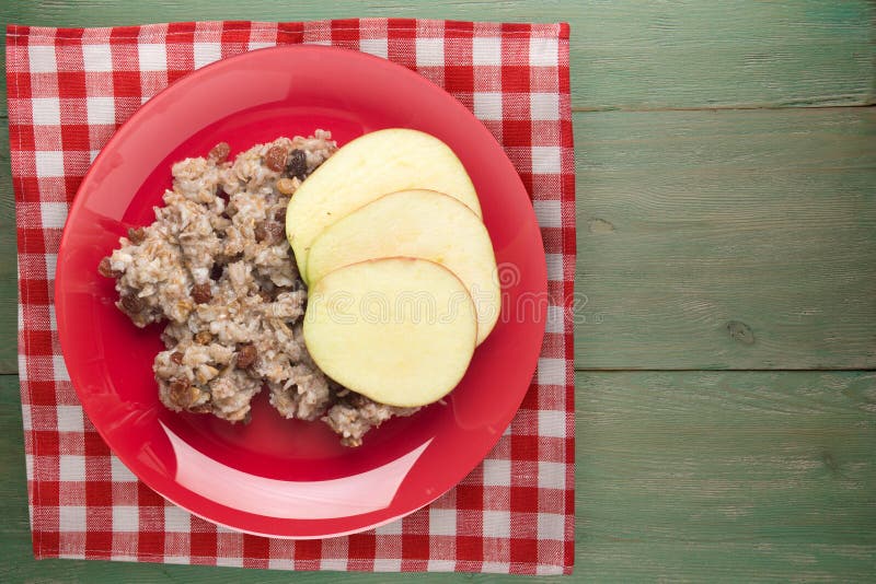 Muesli på en röd platta på en grön träbakgrund muesli på en platta översta vy hälsosam frukost och vegetariska livsmedel fotografering för bildbyråer Muesli på en röd platta på en grön träbakgrund muesli på en platta översta vy hälsosam frukost och vegetariska livsmedel fotografering för bildbyråer