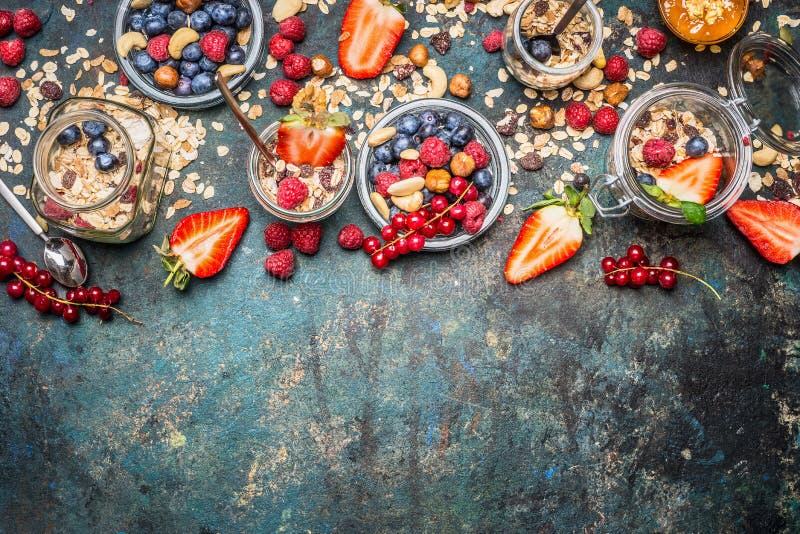 Muesli z świeżymi jagodami, dokrętkami i ziarnami, Zrównoważeni śniadaniowi składniki na nieociosanym tle zdjęcia stock Muesli z świeżymi jagodami, dokrętkami i ziarnami, Zrównoważeni śniadaniowi składniki na nieociosanym tle zdjęcia stock