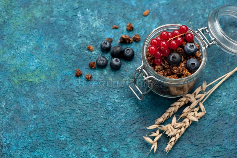 Muesligranola en verse bessen, gezond ontbijt royalty-vrije stock afbeeldingen Muesligranola en verse bessen, gezond ontbijt royalty-vrije stock afbeeldingen