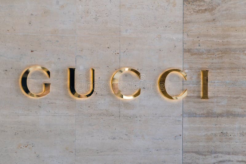 Muestra de Gucci del oro Gucci es una marca de lujo italiana de moda y de mercanc?as del cuero imagen de archivo Muestra de Gucci del oro Gucci es una marca de lujo italiana de moda y de mercanc?as del cuero imagen de archivo