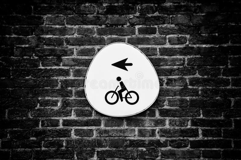 Muestra de la bicicleta con la flecha. Monte en bicicleta la muestra con la flecha, detalle de la información, transporte