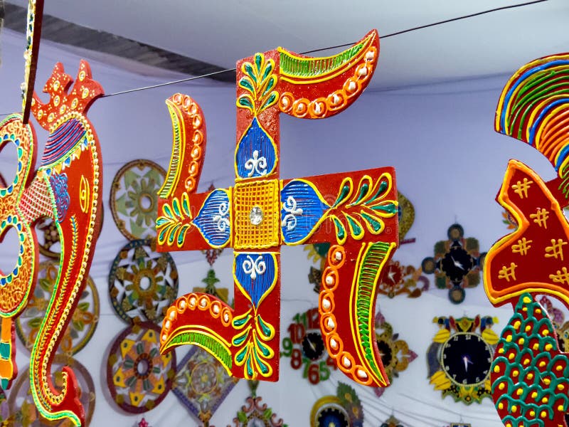 Muestra de la cruz gamada al lado de la OM-India fotografía de archivo libre de regalías Muestra de la cruz gamada al lado de la OM-India fotografía de archivo libre de regalías