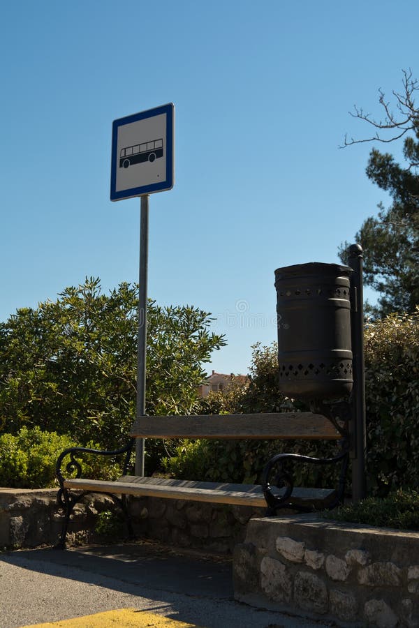 Muestra de la parada de autobús y cielo azul foto de archivo Muestra de la parada de autobús y cielo azul foto de archivo