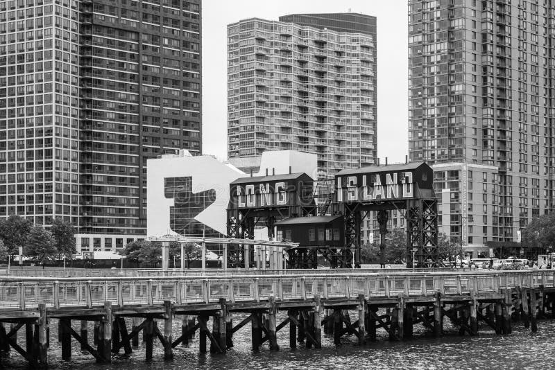 Muestra de Long Island y edificios modernos en el parque de estado de la plaza del p?rtico, en la ciudad de Long Island, Queens, fotos de archivo libres de regalías Muestra de Long Island y edificios modernos en el parque de estado de la plaza del p?rtico, en la ciudad de Long Island, Queens, fotos de archivo libres de regalías