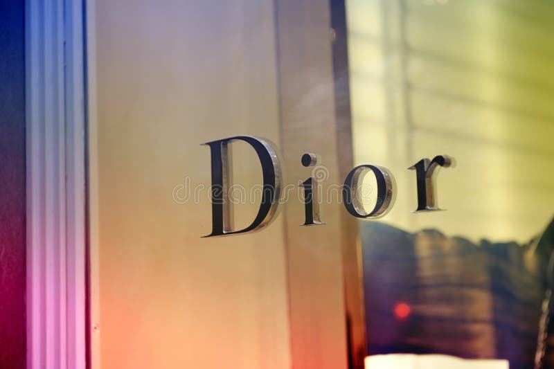 Muestra de lujo de la marca de la moda de Dior en los showcas fotos de archivo libres de regalías Muestra de lujo de la marca de la moda de Dior en los showcas fotos de archivo libres de regalías